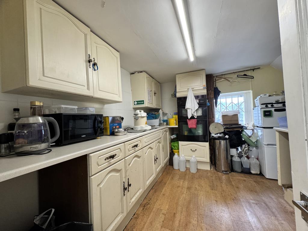 Lot: 31 - COMMERCIAL PROPERTY IN CENTRAL TOWN CENTRE LOCATION - Kitchen